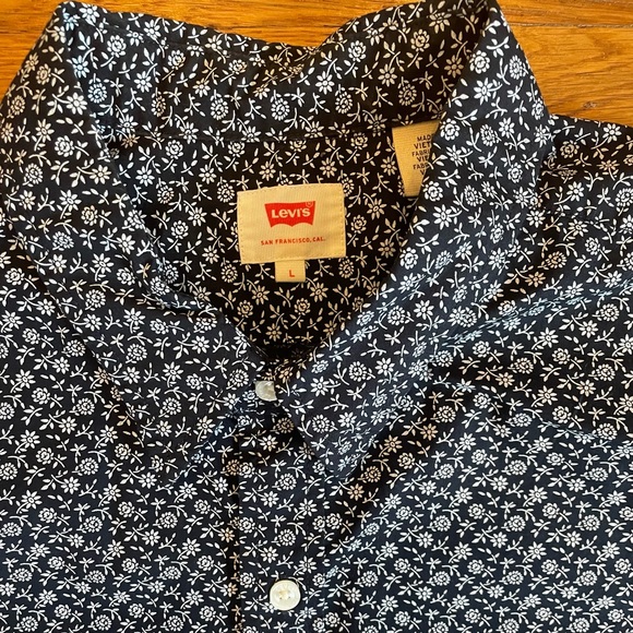 Levi’s short sleeve button shirt - Picture 4 of 5